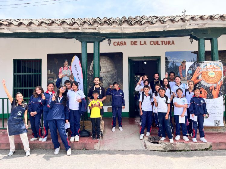 un grupo de niños afuera de una escuela