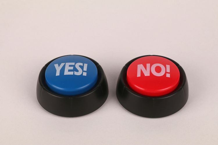 A red no button and a blue yes button