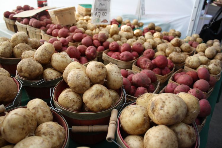 Photo of potatoes at a farmers market.