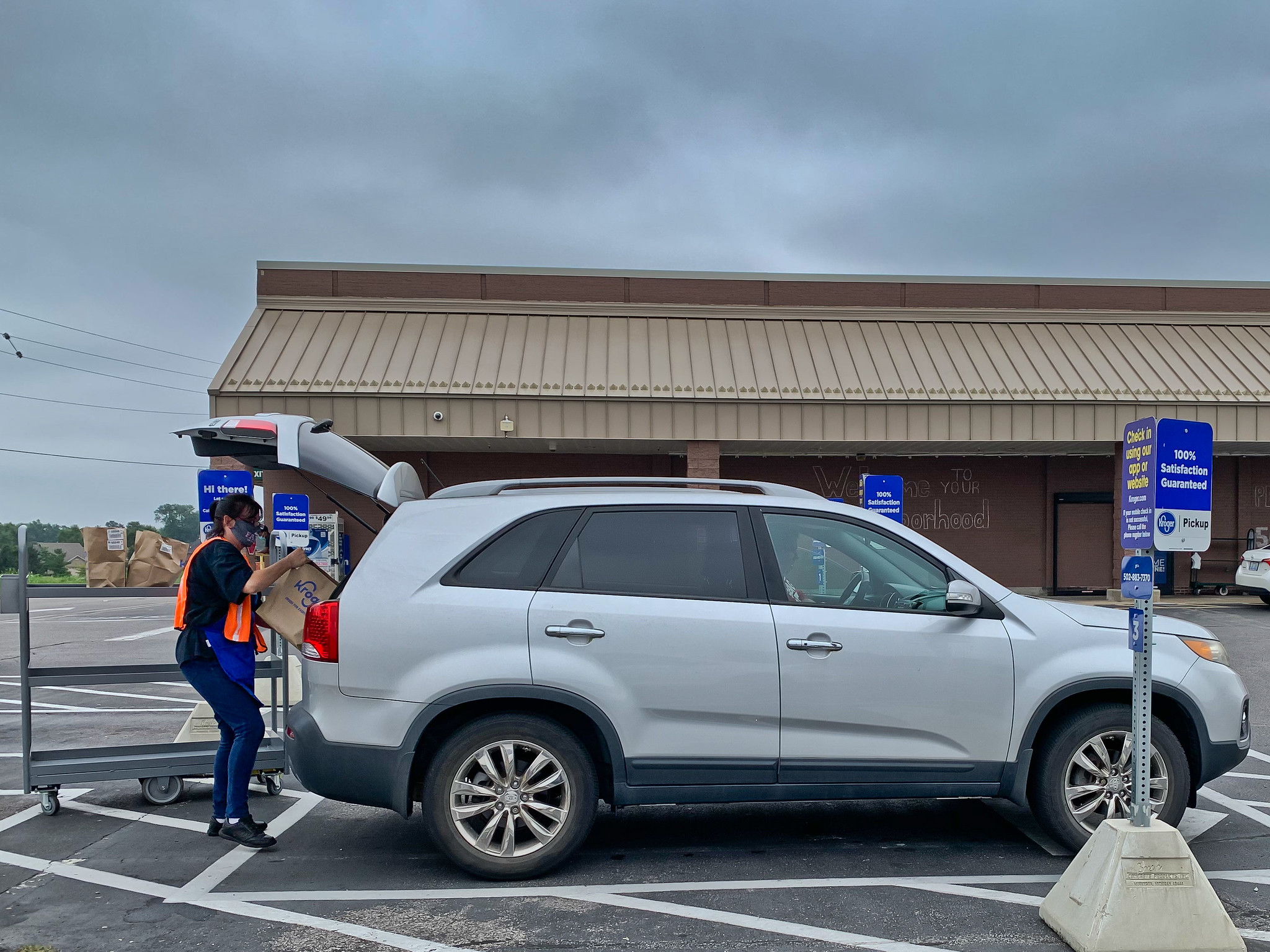 CurbsidePickup_JosephSchneid_MUSTGIVEPHOTOCREDIT_09122020